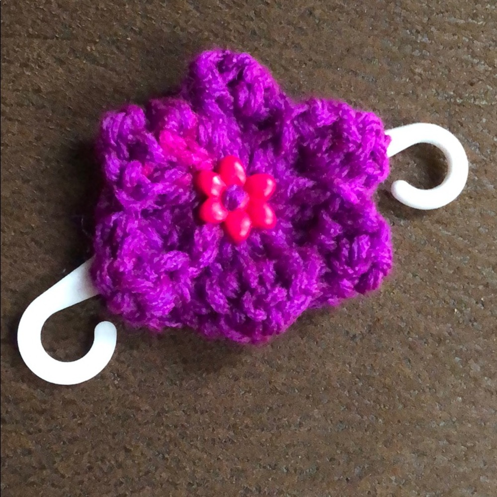 Face mask fastener hooks mask behind head not ears